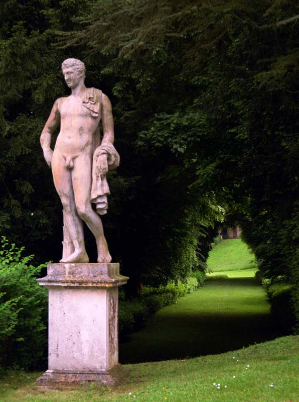 Figuren im Park