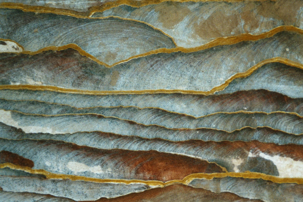 Rot-Blau gebänderter Sandstein in Petra, Jordanien