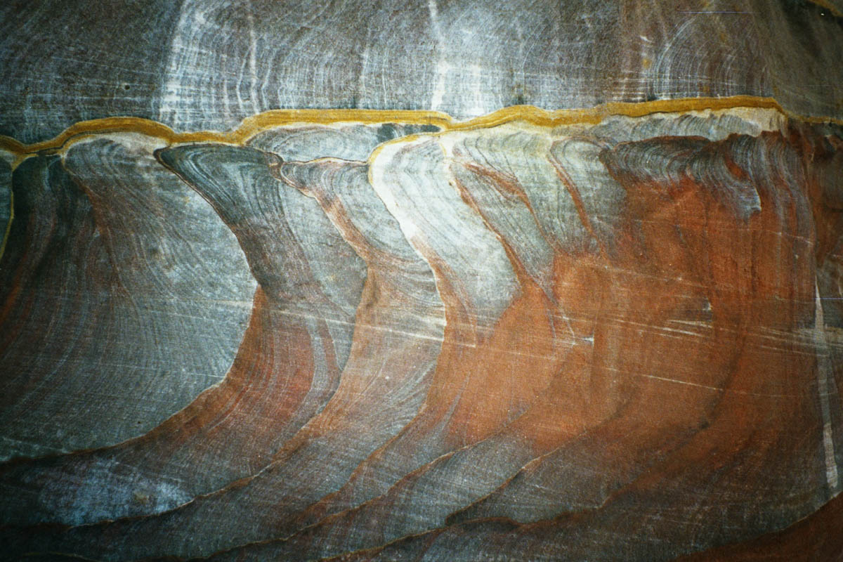 Rot-Blau gebänderter Sandstein