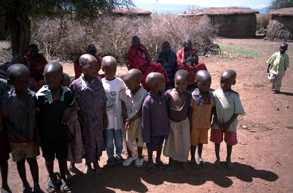 Kinder im Massai-Dorf