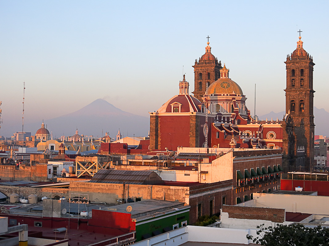 Puebla mit Popocatepetl am Morgen