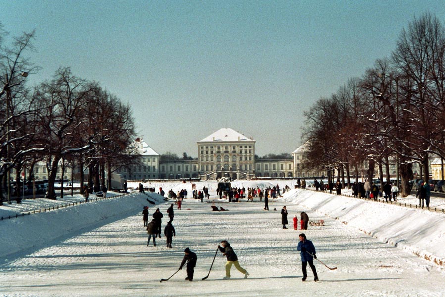 Schloss Nymphenburg im Winter - Kanal