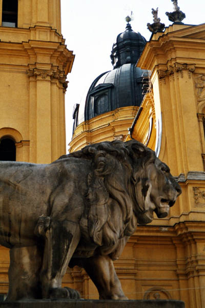 Lwe der Feldherrenhalle mit Theatinerkirche im Hintergrund