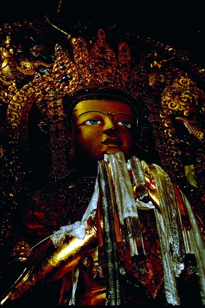 Buddhafigur mit Votivseidenschals
