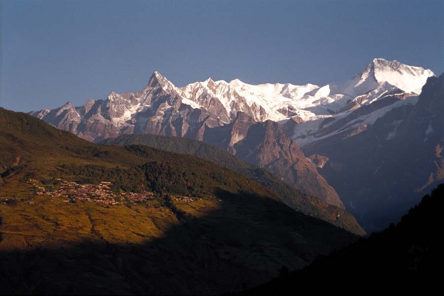 Annapurna 2 ber dem Madi Khola Tal