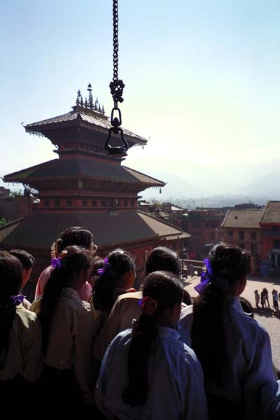 Eine Schulklasse besucht Bhaktapur