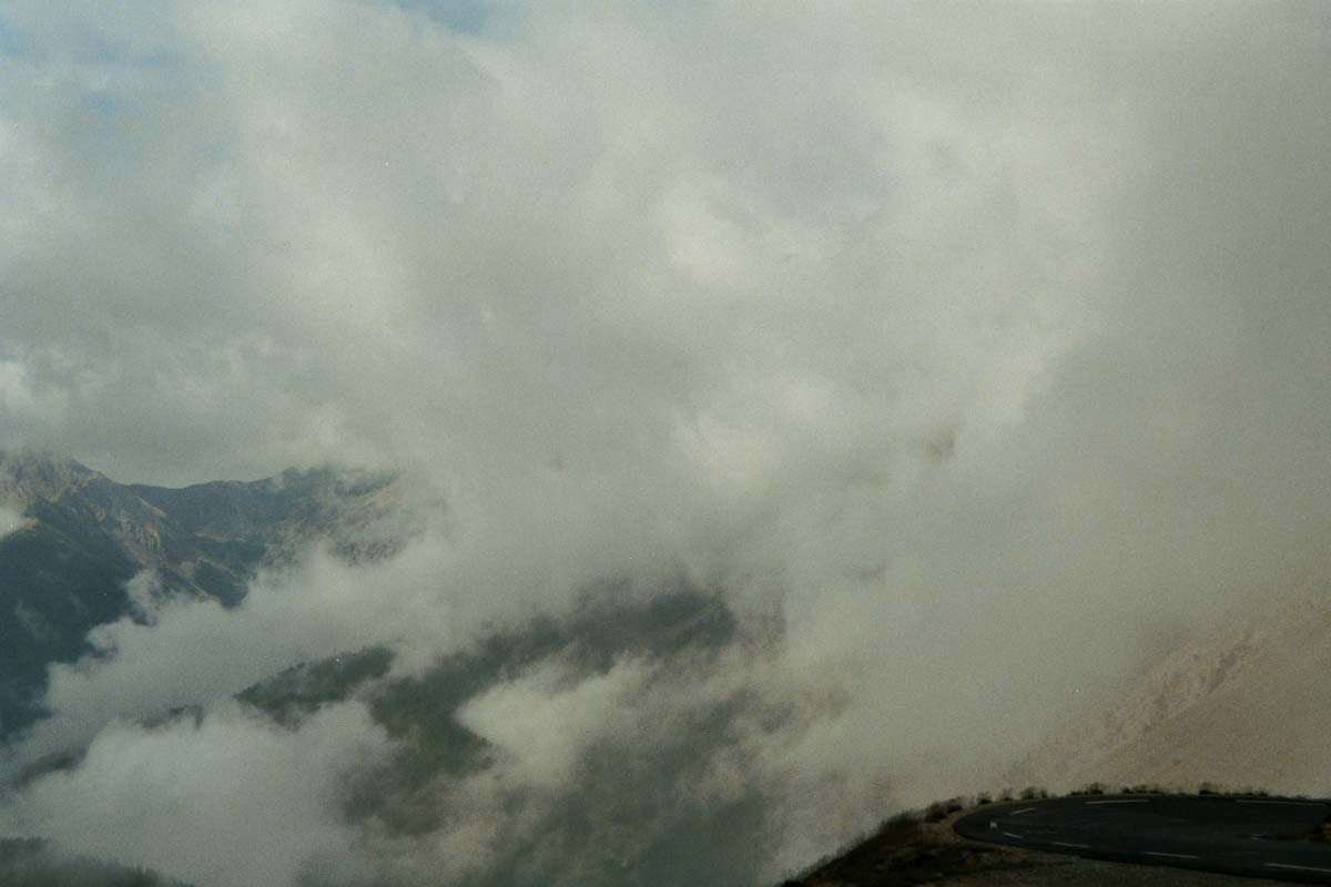 Strasse in die Wolken