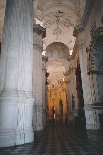 Hoher weier Innenraum der Kathedrale