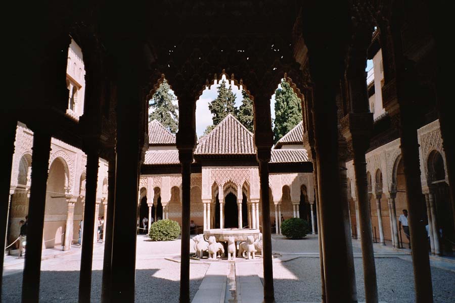 Der Lwenhof mit Brunnen und den vielen Sulen