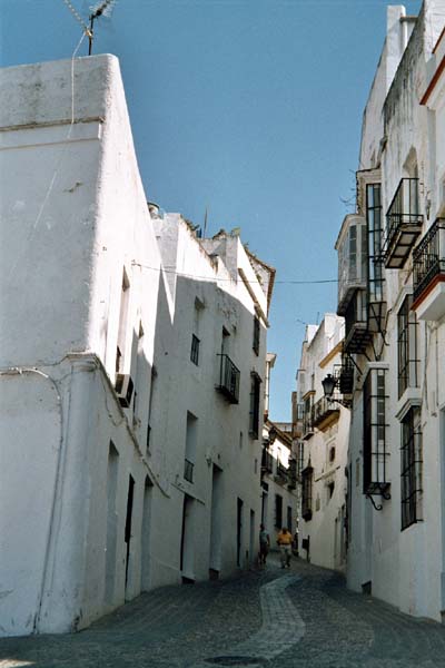 Die Hauptstrae durch Arcos hinauf zur Kirche