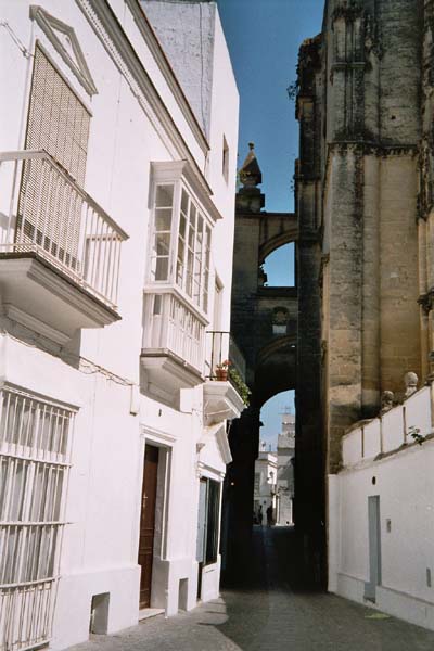 Die Straße vorbei an der Kathedrale durch einen Strebebogen
