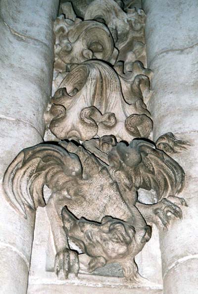 Drache als Säulenabschluß