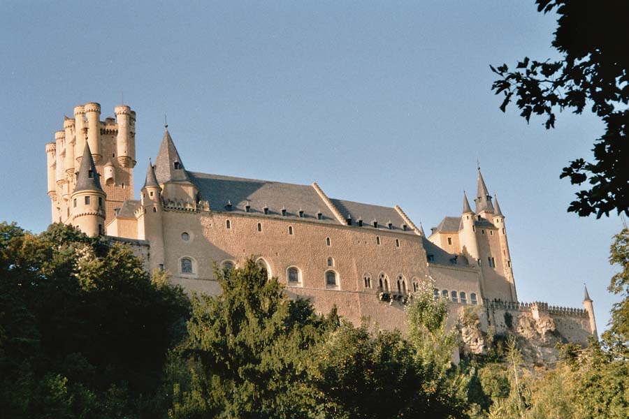 Der zierliche Alcazar von Segovia liegt hoch ber dem Flu