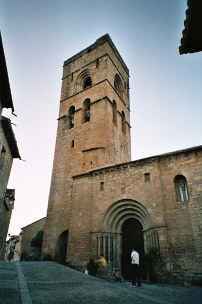 Romanischer Kirchturm in Ainsa