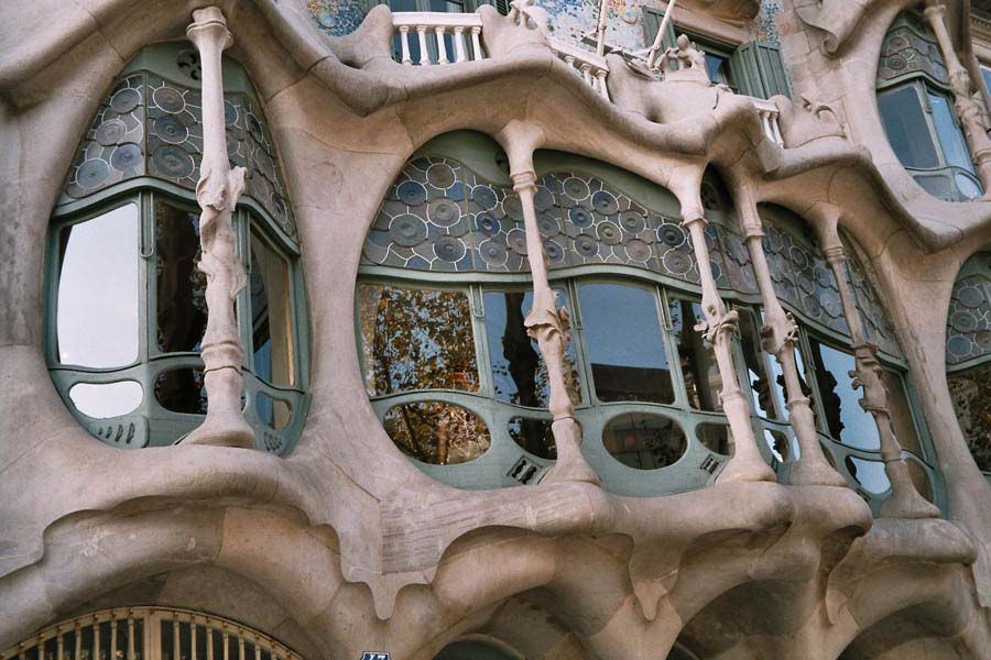 Front der Casa Battlo - Knochenanklnge