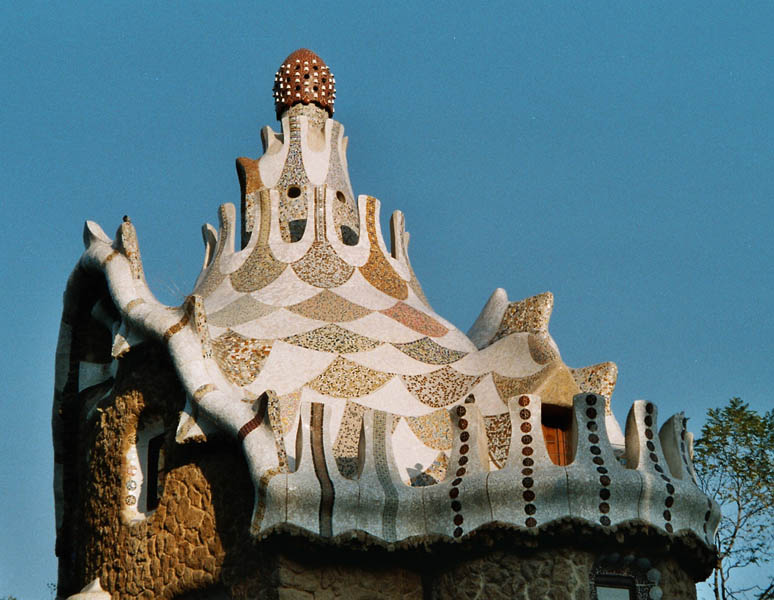 Kunstvolles Dach des Torhauses