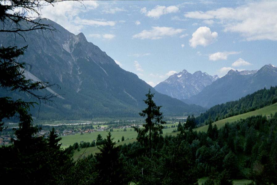 Blich von der Auffahrt zum Gaicht-Pass hinab ins Lechtal